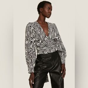 Saunders Collective Zebra Print Black and White V-Neck Blouse Size 8